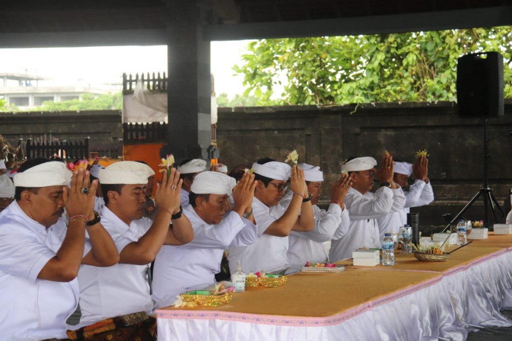 Sekda Adi Arnawa Tutup Acara Shanti Puja di Desa Adat Canggu